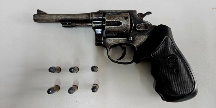 O revólver calibre .32 estava com seis munições intactas no tambor