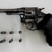O revólver calibre .32 estava com seis munições intactas no tambor