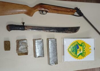 A espingarda e o facão apreendidos eram usados para ameaçar a vítima