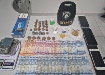 Na casa, onde a abordagem aconteceu, os agentes encontraram celulares, balanças de precisão e um pacote de cigarros