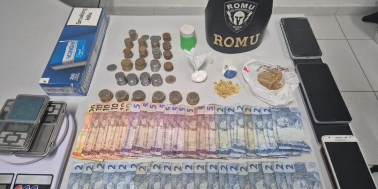 Na casa, onde a abordagem aconteceu, os agentes encontraram celulares, balanças de precisão e um pacote de cigarros