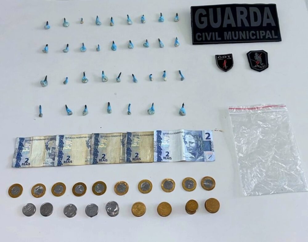 A droga e o dinheiro estavam dentro um pacote plástico pequeno