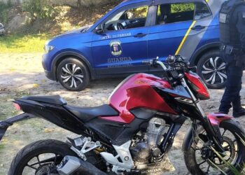 Após um breve acompanhamento tático, o piloto e a moto foram abordados pelos agentes