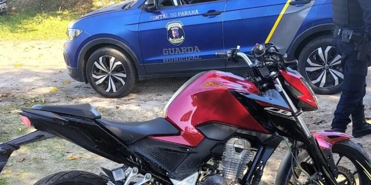 Após um breve acompanhamento tático, o piloto e a moto foram abordados pelos agentes
