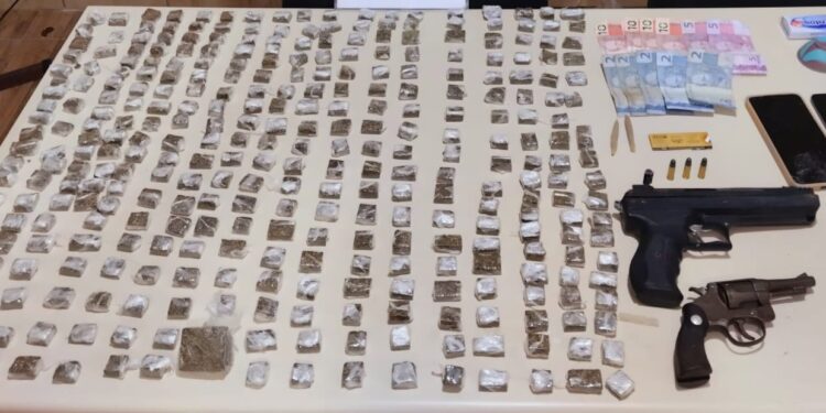 PM prende trio acusado de envolvimento com o tráfico de drogas em Pontal do Paraná; mais de um quilo de maconha foi apreendido