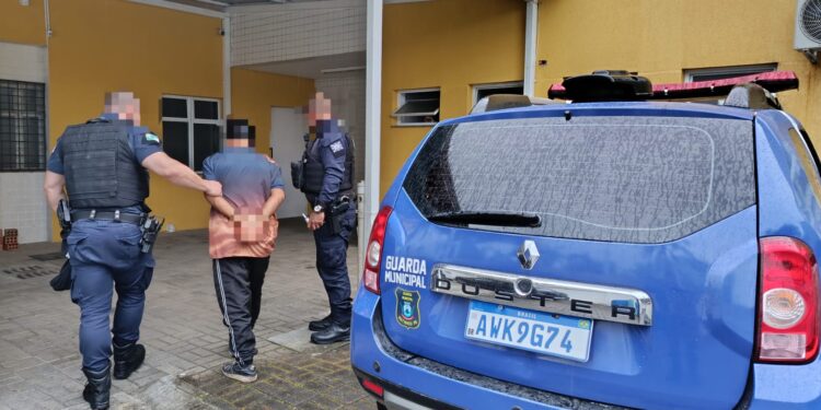 GCM captura foragido da Justiça em Matinhos; indivíduo tentou fazer o cadastro de vendedor ambulante