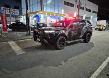 Rapaz é neutralizado no interior de uma farmácia durante confronto armado com policial militar na Vila dos Comerciários