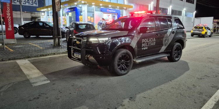 Rapaz é neutralizado no interior de uma farmácia durante confronto armado com policial militar na Vila dos Comerciários