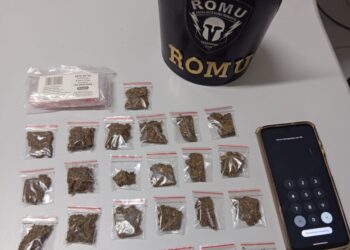 Rapaz é flagrado pela ROMU carregando sacola com porções de maconha no Jardim Guaraituba em Paranaguá