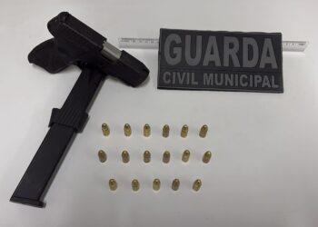 A arma foi encontrada pelos agentes em cima de uma mureta