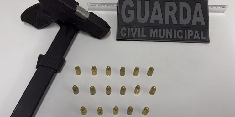 A arma foi encontrada pelos agentes em cima de uma mureta