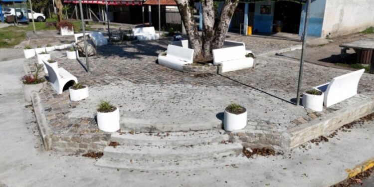 Praça em Alexandra é revitalizada após 22 anos pela Prefeitura de Paranaguá