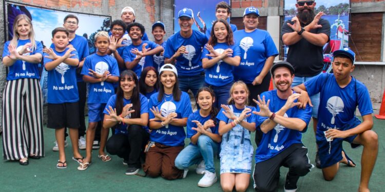 Mostra “Pá na Água” transforma Rua da Praia em galeria a céu aberto com o olhar das crianças sobre Paranaguá