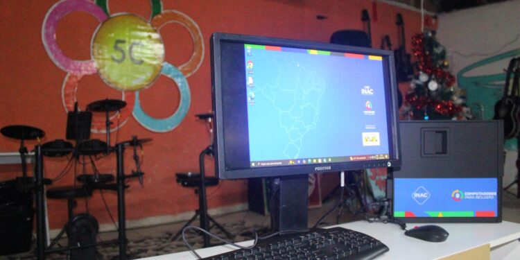 Centro Cultural 5C recebe computadores e amplia inclusão digital de crianças em Paranaguá