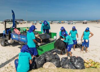 Em quatro dias, Sanepar já retirou 21 toneladas de lixo das praias do Paraná