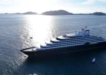 Navio de cruzeiros Silver Whisper atraca no Porto de Paranaguá na segunda-feira, 22