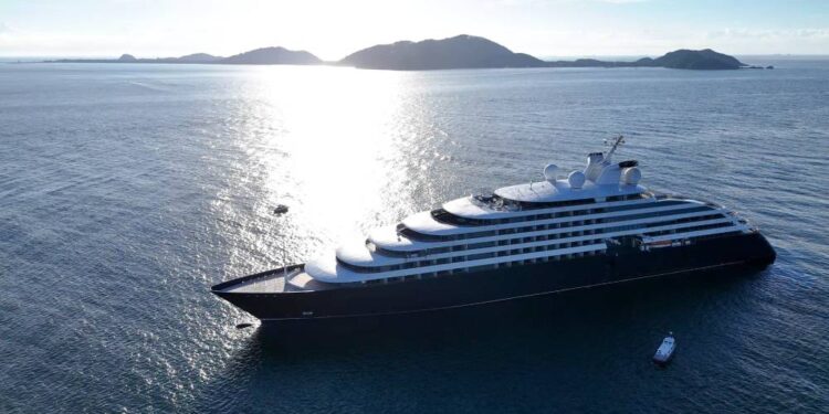 Navio de cruzeiros Silver Whisper atraca no Porto de Paranaguá na segunda-feira, 22