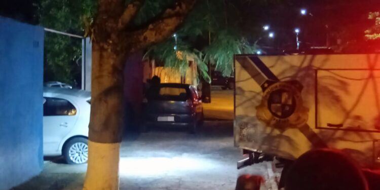 Motorista é neutralizado após tentar atropelar familiares e policiais militares e bater no muro de uma casa em Pontal do Paraná