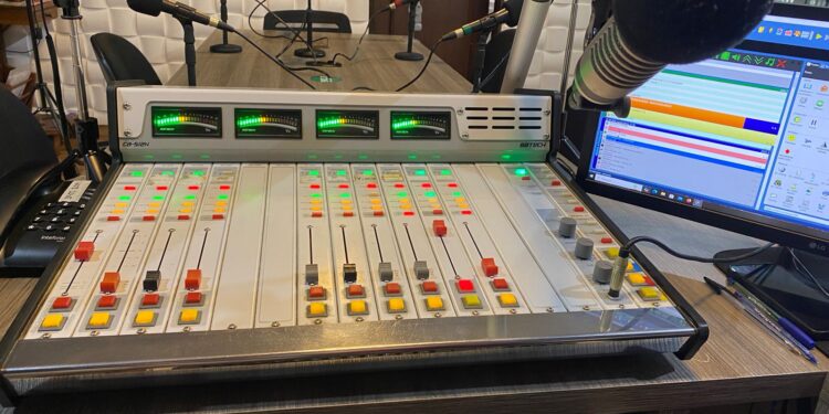 Rádio Ilha do Mel FM celebra 40 anos de história e liderança no Litoral do Paraná