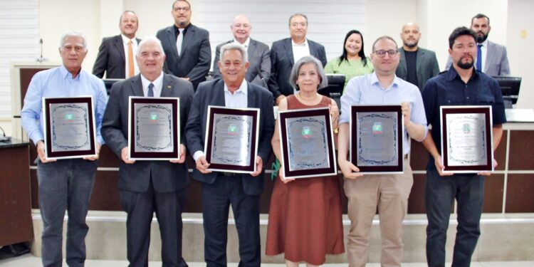 Câmara de Vereadores de Paranaguá realiza última Sessão Solene de 2025 com entrega de honrarias