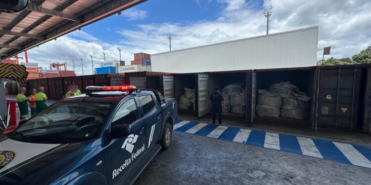 Receita Federal apreende carga milionário de minério de ferro nos portos de Paranaguá e Santa Catarina