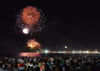 Um dos destinos mais procurados no Réveillon, Matinhos terá queima de fogos em 5 molhes ao longo da orla