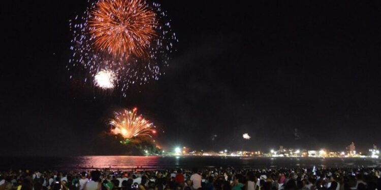 Um dos destinos mais procurados no Réveillon, Matinhos terá queima de fogos em 5 molhes ao longo da orla