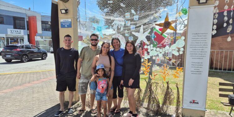 Mural Marinho transforma praça central de Matinhos em galeria a céu aberto durante as férias