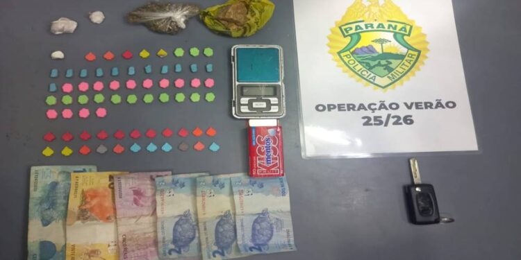 Polícia Militar prende suspeitos e apreende drogas durante ação no centro de Guaratuba