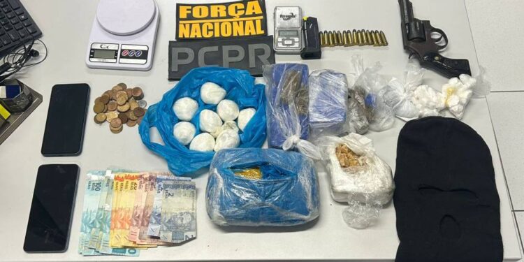 PCPR e Força Nacional capturam foragido da Justiça e apreendem grande quantidade de entorpecentes, arma de fogo e munições em Paranaguá