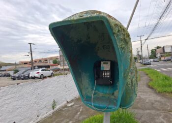 Lembra deles? Litoral do Paraná ainda mantém nove orelhões ativos em três cidades; veja quais