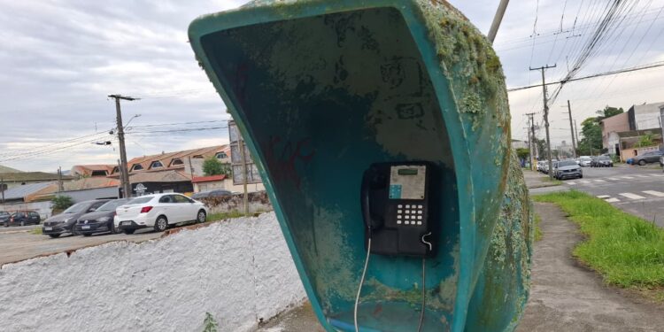 Lembra deles? Litoral do Paraná ainda mantém nove orelhões ativos em três cidades; veja quais