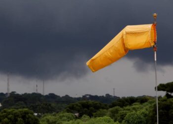 Ventos ultrapassam 60 km/h em Paranaguá e Marinha mantém alerta para o litoral do Paraná