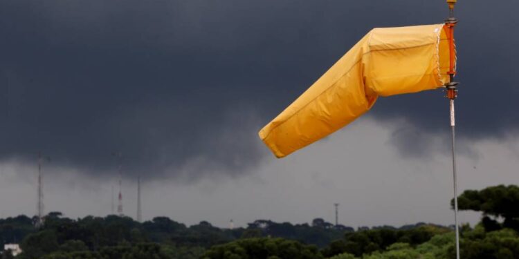 Ventos ultrapassam 60 km/h em Paranaguá e Marinha mantém alerta para o litoral do Paraná
