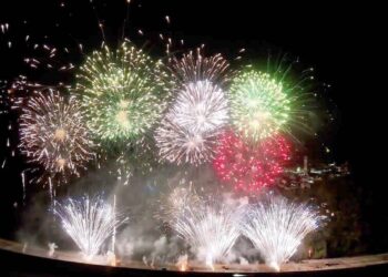 Maior queima de fogos da história do Litoral ilumina a Ponte de Guaratuba