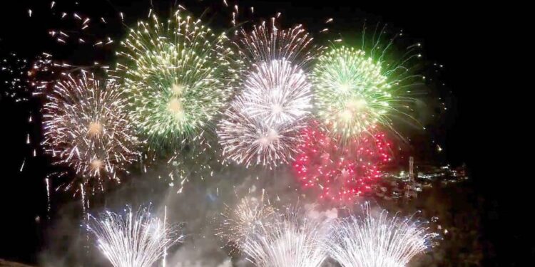 Maior queima de fogos da história do Litoral ilumina a Ponte de Guaratuba