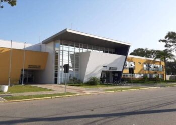 Dono de mercearia é preso em flagrante por estupro de vulnerável em Matinhos; idoso teria beijado a boca de uma criança de 11 anos