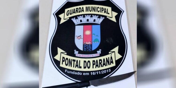 Homem que pegou a filha pelo pescoço e a ameaçou com duas facas é preso pela Guarda Civil Municipal em Pontal do Paraná 