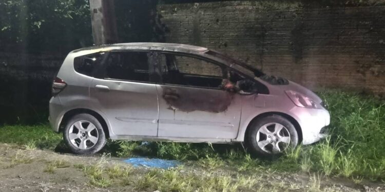 Criminosos abandonam carro usado em tentativa de homicídio no bairro Beira Rio