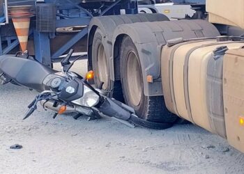 Moto fica presa em rodado de caminhão em acidente na Bento Rocha em Paranaguá 