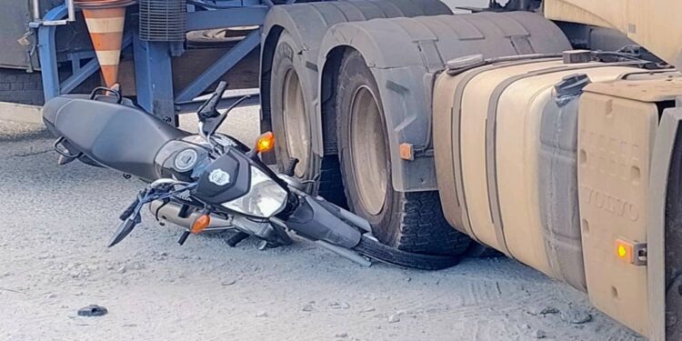 Moto fica presa em rodado de caminhão em acidente na Bento Rocha em Paranaguá 