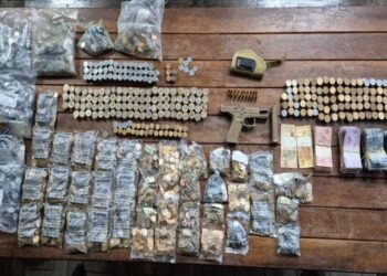 Fiscalização de trânsito realizada pela Polícia Militar na região central de Matinhos apreende pistola, munições e quase R$ 7 mil 