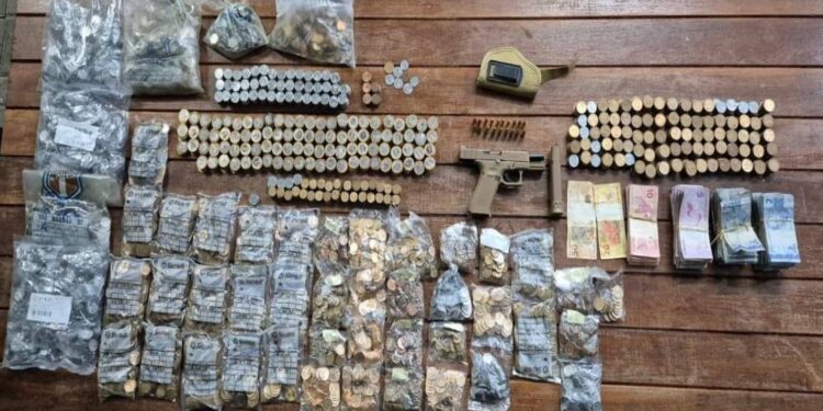 Fiscalização de trânsito realizada pela Polícia Militar na região central de Matinhos apreende pistola, munições e quase R$ 7 mil 