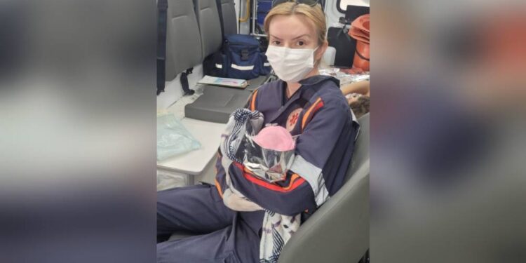 Socorristas do SAMU realizam parto de emergência dentro da ambulância na Ilha dos Valadares 