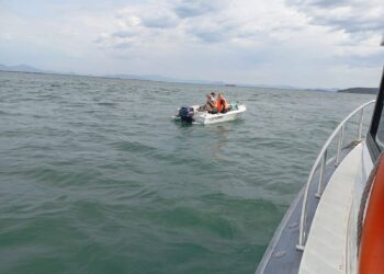 Embarcação à deriva na baía de Paranaguá é resgatada por militares do Batalhão Ambiental 
