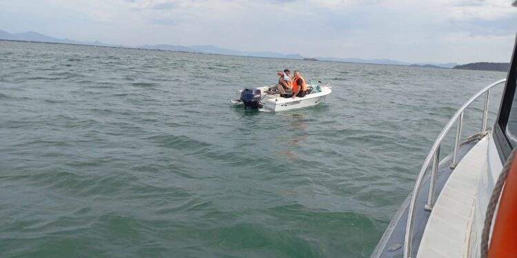 Embarcação à deriva na baía de Paranaguá é resgatada por militares do Batalhão Ambiental