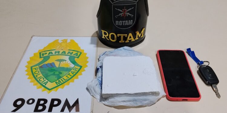 Motorista de aplicativo é flagrado com meio quilo de cocaína na PR-407 em Pontal do Paraná