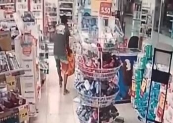 Câmeras de registram invasão e furto de mercadorias em farmácia de Paranaguá