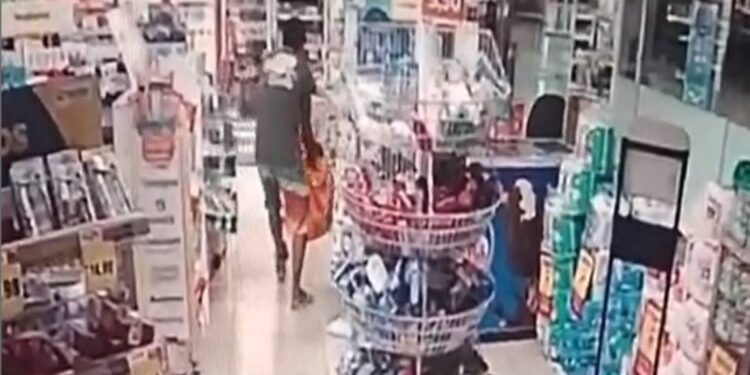 Câmeras de registram invasão e furto de mercadorias em farmácia de Paranaguá