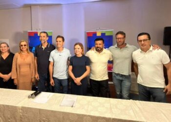 Ministra Gleisi Hoffmann conversa com prefeitos do litoral e participa de encontro cultural em Paranaguá